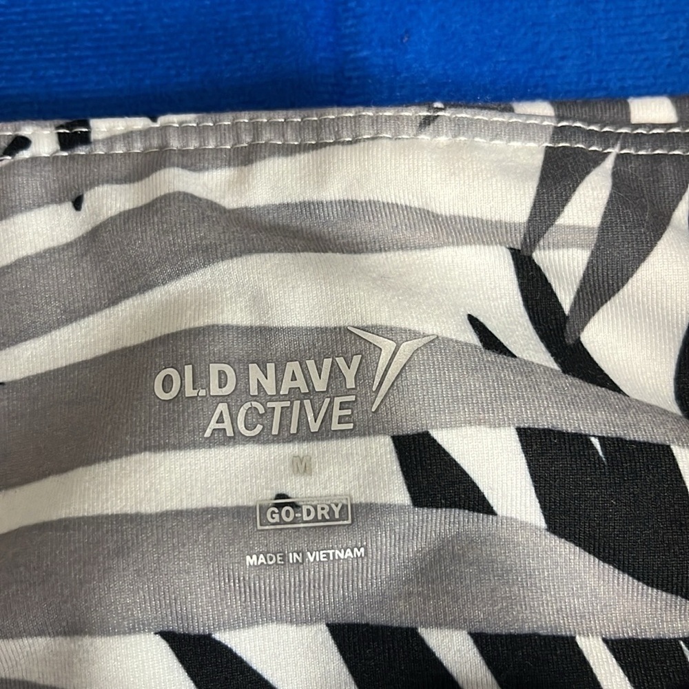 ⭐️ Old Navy Active patterned leggings - size medium - Picture 3 of 7